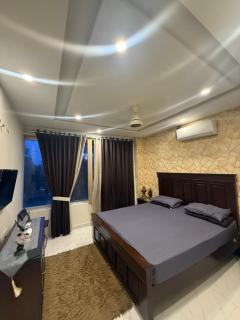 Eiffel View With Gaming & Comfort - 5