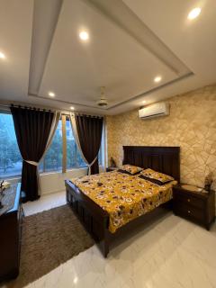Eiffel View With Gaming & Comfort - 1