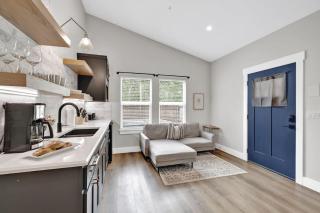 The Grove E with Hot Tub & King Bed - 2 blks to Main - 7