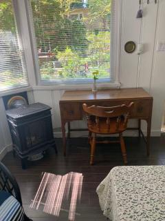 Quiet Backyard Cabin - North Vancouver - 3