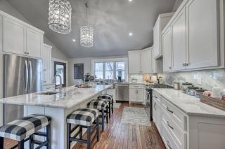 Modern Luxurious Home with game room - 2