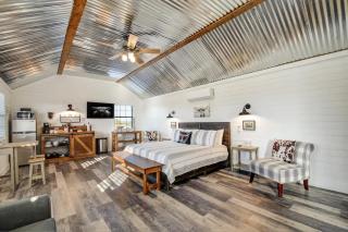Holy Cow Cottage with Amazing Hill Country Views - 3