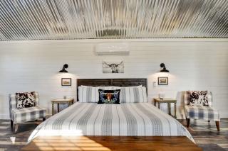 Holy Cow Cottage with Amazing Hill Country Views - 2