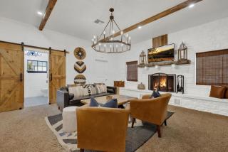 Poplar Place Main House with Hot tub-1 mi to Main St - 6
