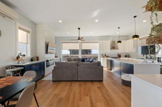 Brand-New Beach Retreat Hot Tub Sleeps 13 - 2