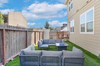 Massive 8BR Home in Hayward with AC Free Parking - 9