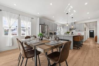 Massive 8BR Home in Hayward with AC Free Parking - 4