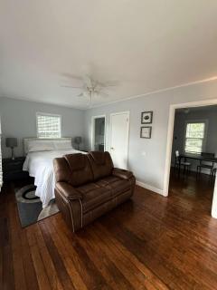 Elizabeth Ave Apartment: Free Parking & Kitchen - 9