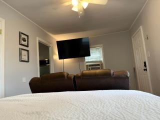 Elizabeth Ave Apartment: Free Parking & Kitchen - 8