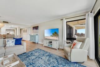 Enjoy the balcony with an ocean view located on the no-drive beach! - 2