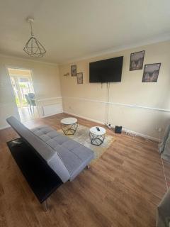 Spacious 3-Bedroom Home in SE2 - 2