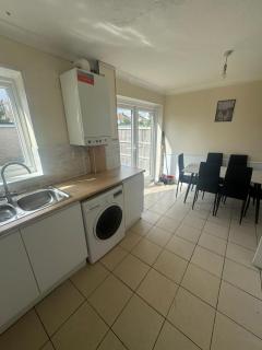 Spacious 3-Bedroom Home in SE2 - 1
