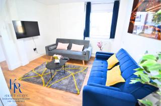 Hertfordshire - Stylish 6BR Retreat, 3 Parking - Stevenage - 9