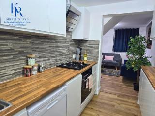 Hertfordshire - Stylish 6BR Retreat, 3 Parking - 4