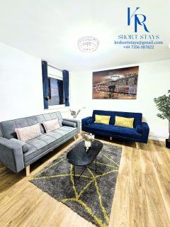 Hertfordshire - Stylish 6BR Retreat, 3 Parking - 7