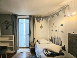 Appartement authentique et chaleureux au cœur de Salies-de-Béarn, dans le quartier historique avec commerces et restaurants au pied, à deux pas des thermes - 1