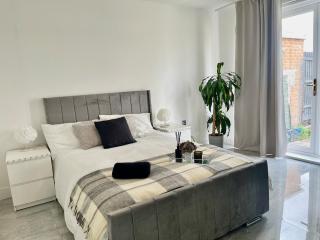 Modern House with Garden and Parking - 8