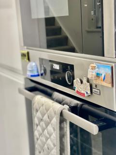 Modern 3 Bed House in Cardiff - Garden & Parking - 1