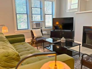Relaxing Lakeview Escape 2BR Apartment - Roscoe 35-2N - 0