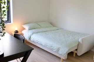 Peaceful, modern home, central with free parking - 8