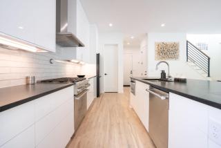 4BR Urban Oasis with Rooftop and Jacuzzi - 4