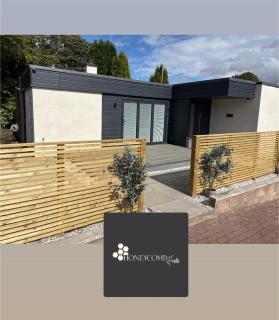 THE SCHOOL HOUSE, DUNDEE- 3 bed bungalow TV's in all rooms, 2 double rooms and one queen size where the bed can be split into 2 twin beds, 2 bathrooms, fully equipped kitchen, FREE off street parking, WiFi, long stay rates available with HONEYCOMB HOSTS - 0