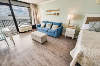 Direct Ocean Front - Beautifully Decorated Studio! - 0