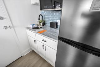 High Floor Studio, Oceanfront, Views, Heated Pools - 1