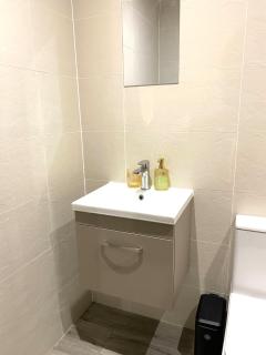 Cozy Heights 2 Bed With Juliet Balcony and Free Secure Parking - 5