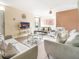 Etihad Stadium & Coop Live Stay, Free Parking, Garden & Easy Access into Central - 1