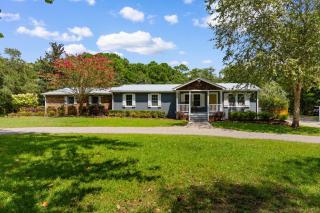 3 Bedroom Vacation Home with Salt Water Pool - 0