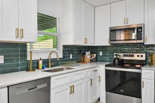 Upscale 4BR Residence Quick Access to Downtown - 6