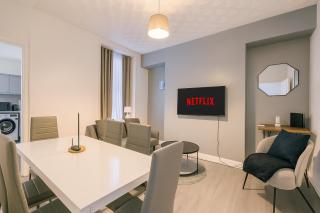 Modernised House near City Centre & Beach - Snooker Table, Fast Wifi, Parking & More! - Swansea - 0