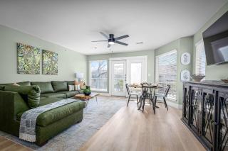 Shared Heated Pool Balcony BBQ Near Downtown - 5