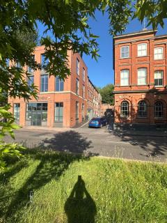 2 Beds Mint drive With Secure car Or Van Park w WiFi-Netflix No Deposit Required - 9