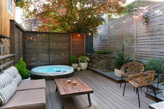 Mid-Island Getaway - Sunken Hot Tub & Deck - Close to Beach - Modern - 3