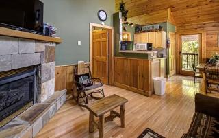 Best Value Cabin Hot Tub Arcade Close to Strip - 3