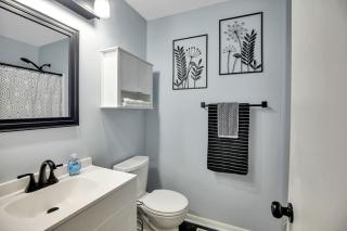 20 min to UT, Dogs Welcome, 4 bed 3 bath Game Room - 5