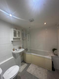 Luxury 3 Bed Apartment in Liverpool - 5