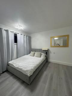 Newly Refurbished - Stylish - Modern - And Cosy Flat - King Size Bed with Built In Speakers - Bedside Lamp - And USB Ports - Sofa Bed - In Islington North London - 4