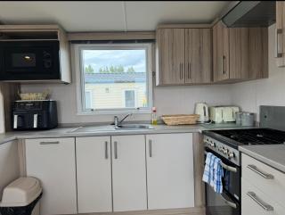 3 bedroom Caravan Manor Park Free WiFi , Linen not included , Pets stay free - 9