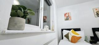 Corby Stay 2BR Work Trips & Family Friendly - 7
