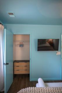 NEW! The Spoonbill House - 2 Kings 1 Full, 10 Minutes to Downtown, 10 minutes to Airport - 9