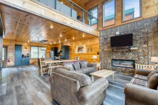 2 Homes Firefly in Trail Way by AvantStay Sleeps 28, Indoor Pool Hot Tub Movie Theater & Game Room - 3