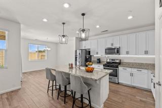 4 Bedroom Modern Oasis Near Sequoias - 4