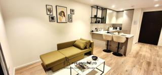 Summer Stay Stylish 1-Bed Canary Wharf Flat w Balcony - 2