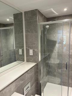 Joyful Group - Stylish 2 Bedroom Duplex with Sofa Bed in Salford M5 - 1
