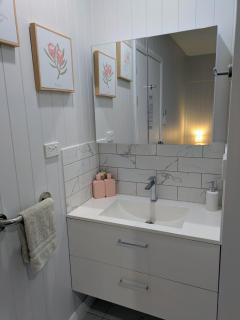 Central Private Bedroom & Ensuite - City & Strand Beach Location - 5