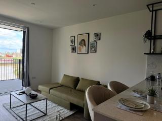 Summer Stay Stylish 1-Bed Canary Wharf Flat w Balcony - 1