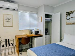 Central Private Bedroom & Ensuite - City & Strand Beach Location - 7